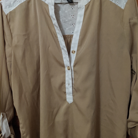 Beautiful blouse - Picture 3 of 4